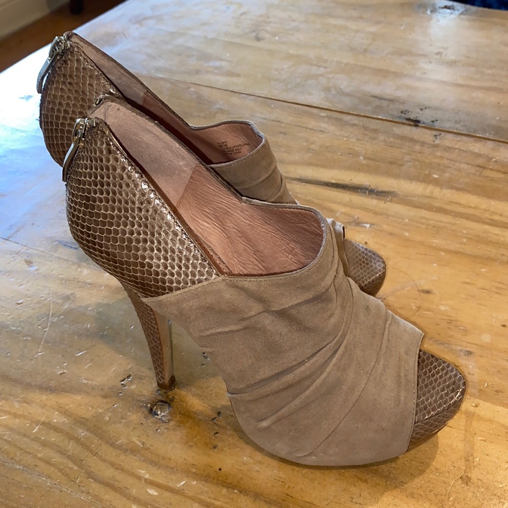 Vince Camuto Miki Suede/ Snake Platform Pumps 6 Taupe Grey Kidsue/Brush